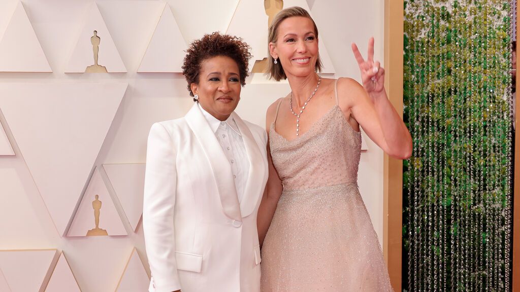 Wanda Sykes y Alex Sykes posan en la alfombra roja de los Premios Oscar 2022