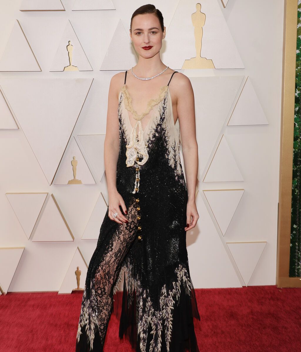 Renate Reinsve posa en la alfombra roja de los Premios Oscar 2022