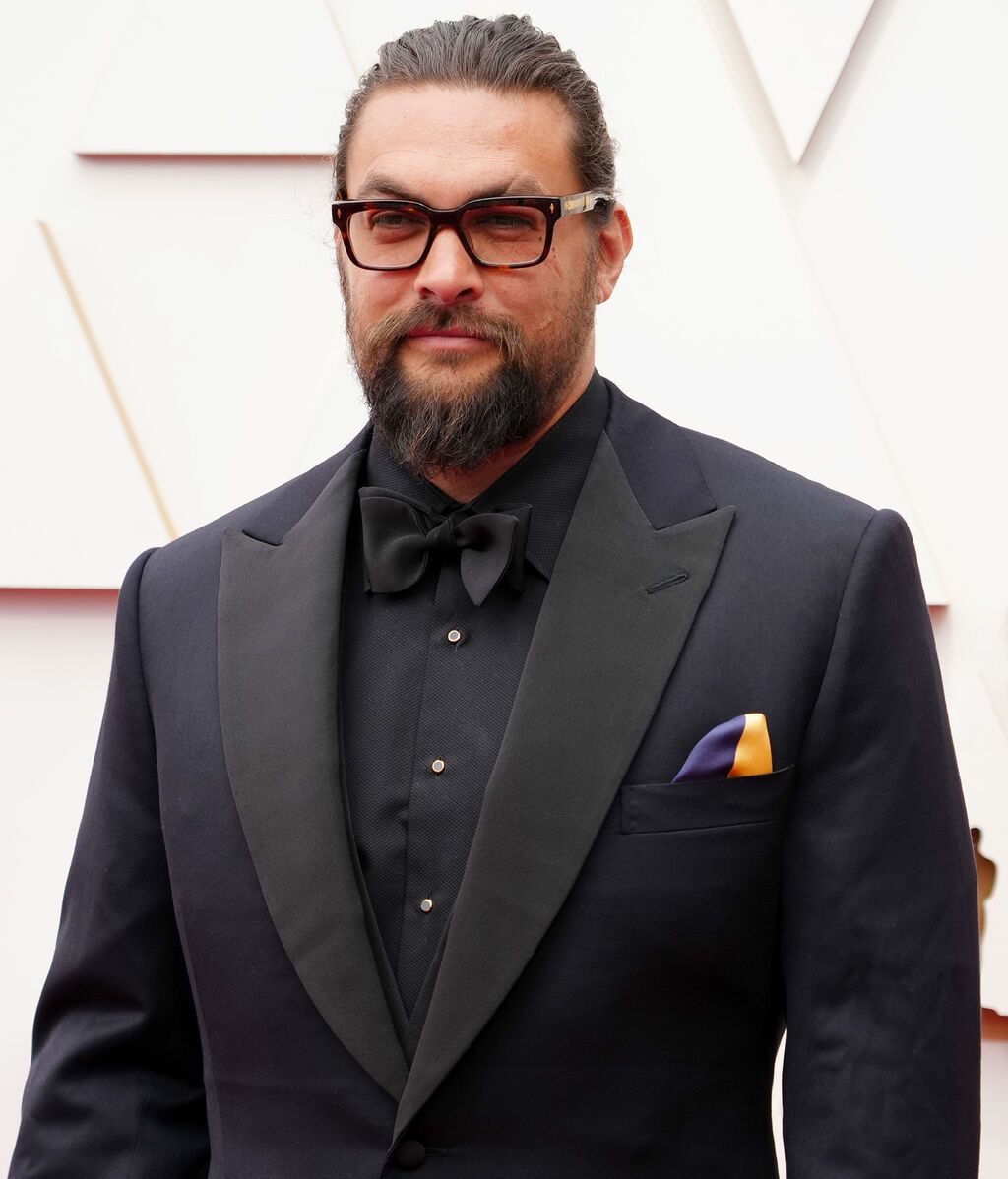 Jason Momoa posa en la alfombra roja de los Premios Oscar 2022
