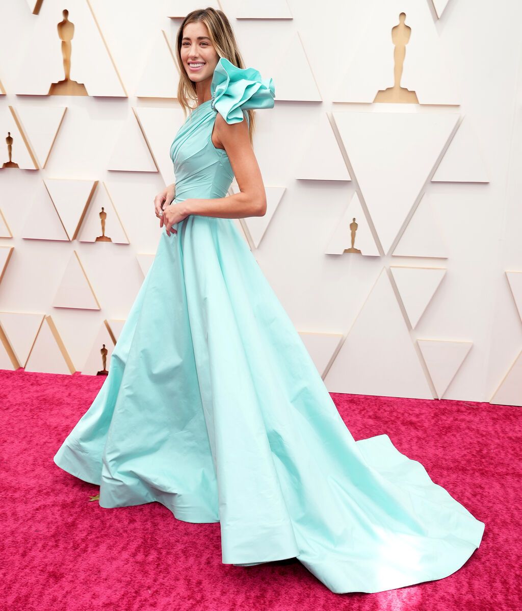 Jessica Serfaty posa en la alfombra roja de los Premios Oscar 2022