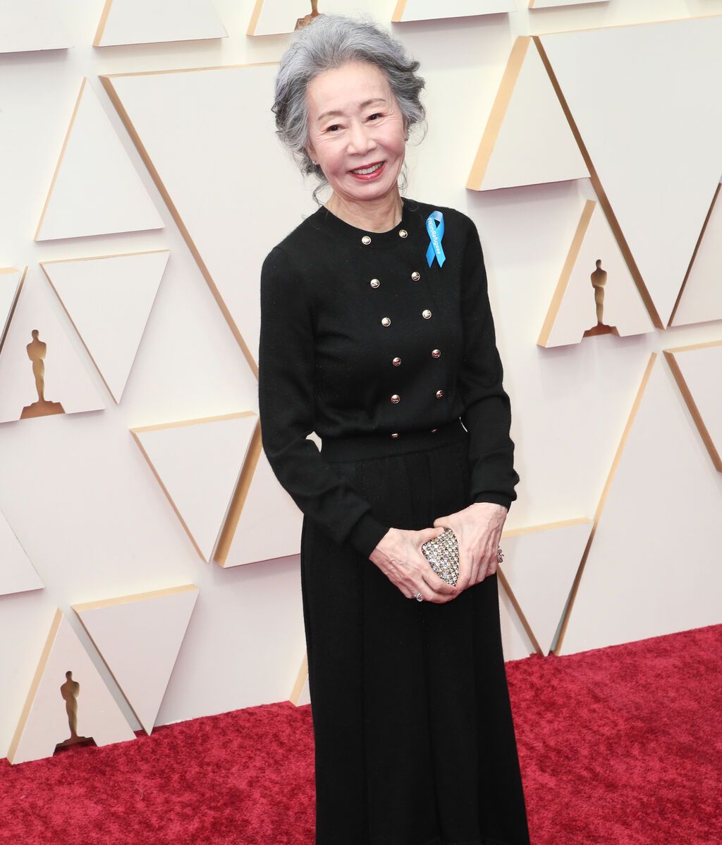 Yoon Yeo-jeong posa en la alfombra roja de los Premios Oscar 2022