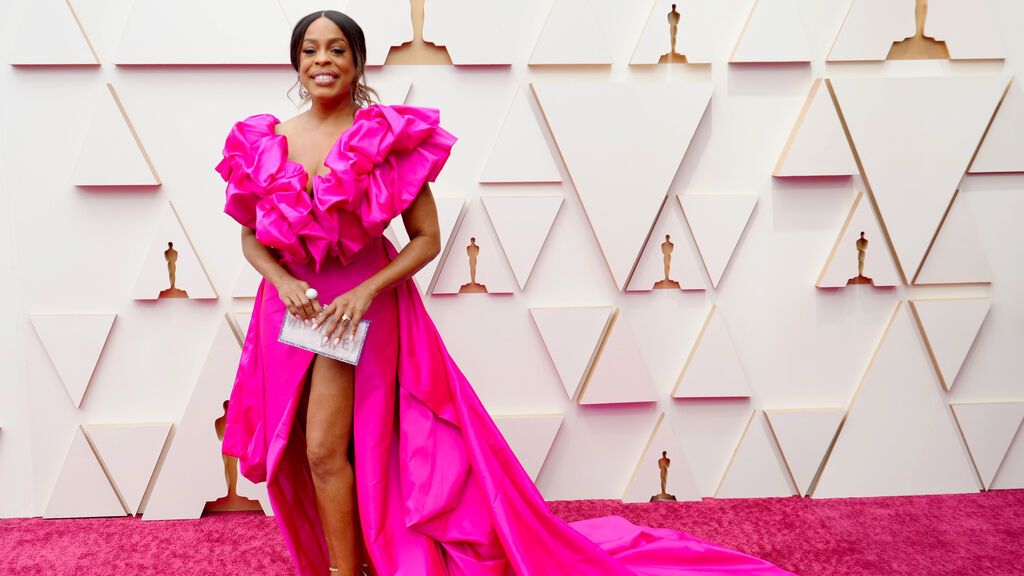 Niecy Nash posa en la alfombra roja de los Premios Oscar 2022