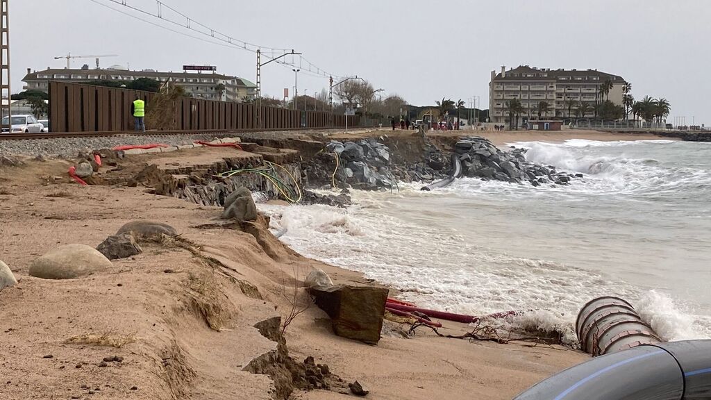 El fuerte oleaje destroza parte de la vía del tren del Maresme