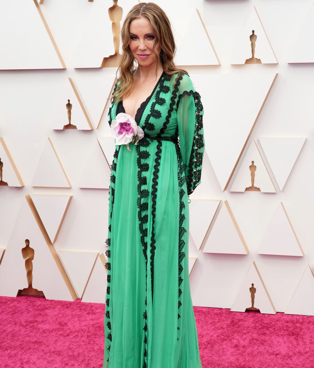 Mary Parent posa en la alfombra roja de los Premios Oscar 2022