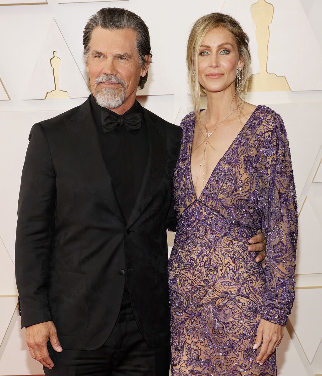 Josh Brolin y Kathryn Boyd Brolin posan en la alfombra roja de los Premios Oscar 2022