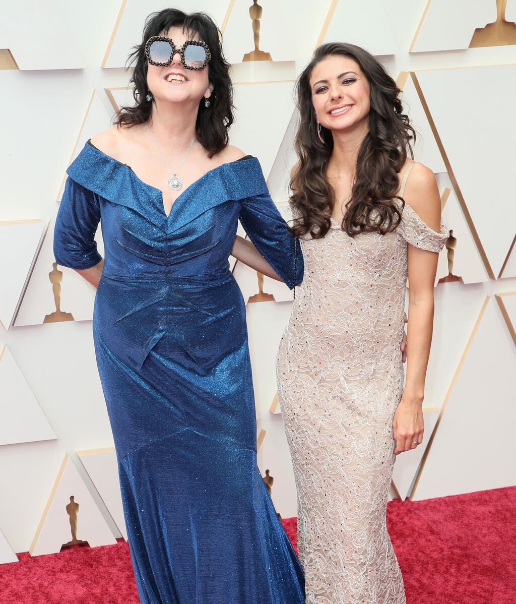 Joanna Quinn y Paloma Quinn Mills posan en la alfombra roja de los Premios Oscar 2022