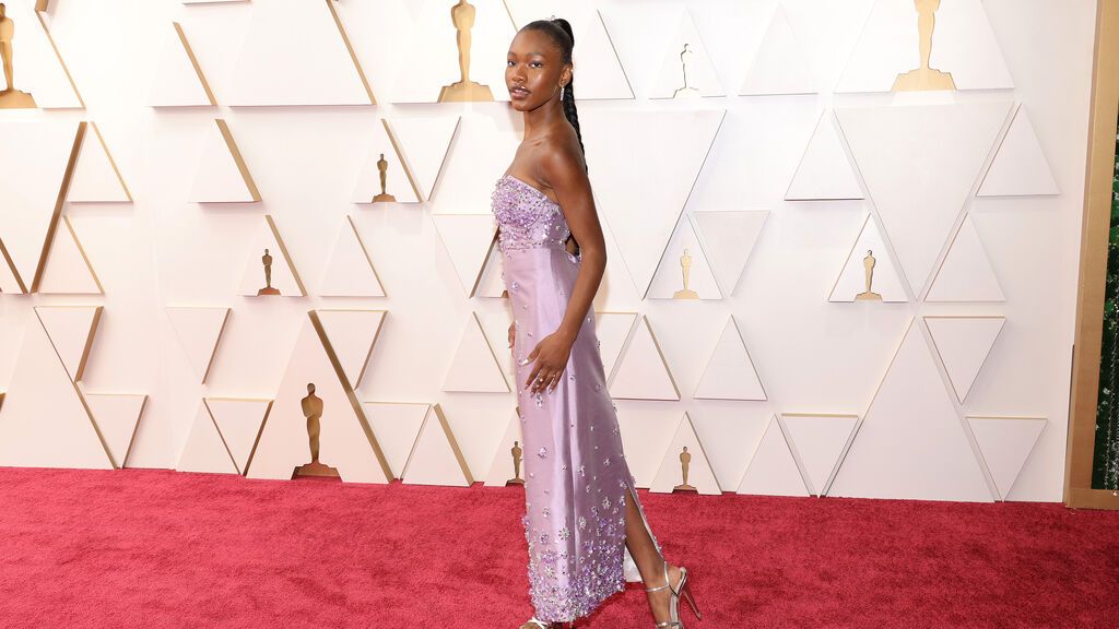 Demi Singleton posa en la alfombra roja de los Premios Oscar 2022