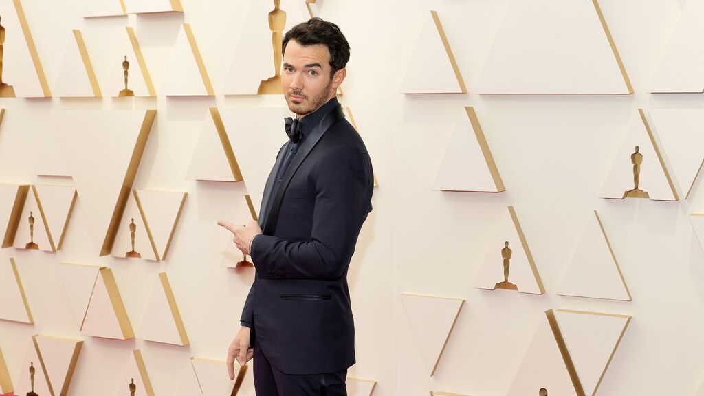Kevin Jonas posa en la alfombra roja de los Premios Oscar 2022