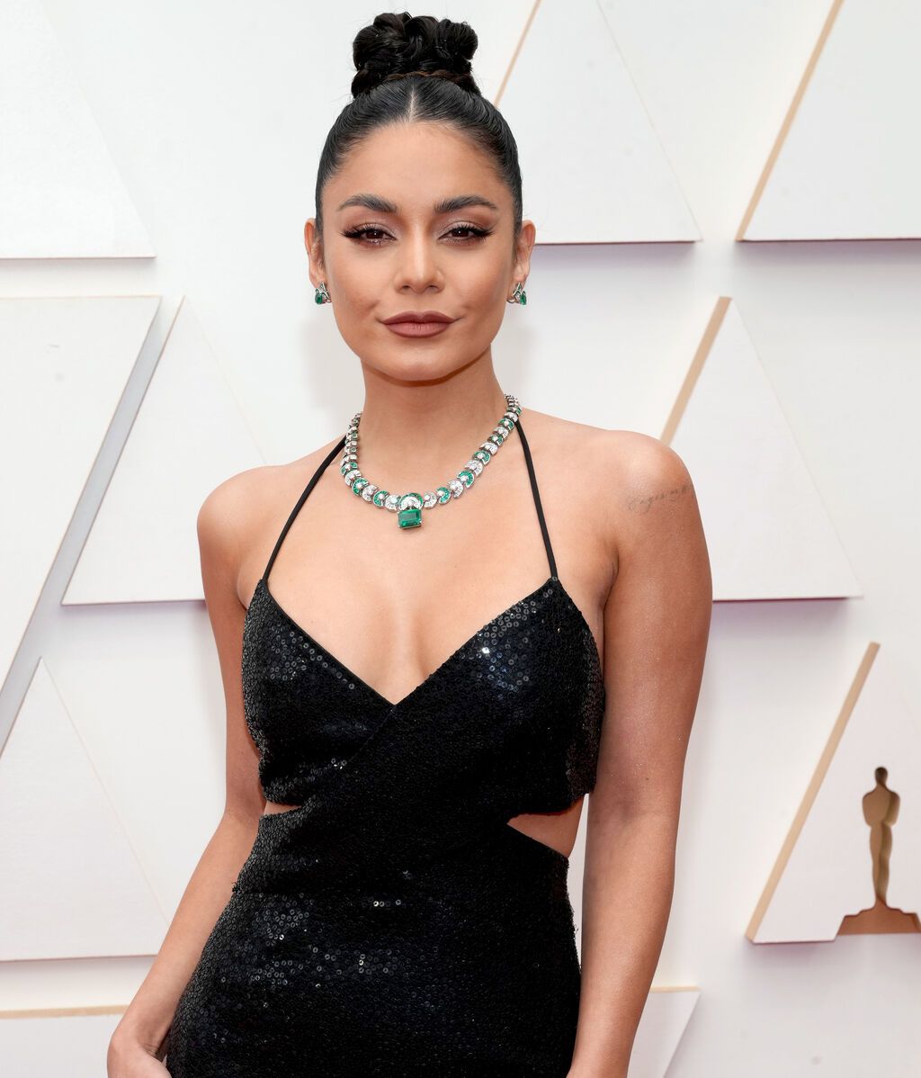 Vanessa Hudgens posa en la alfombra roja de los Premios Oscar 2022
