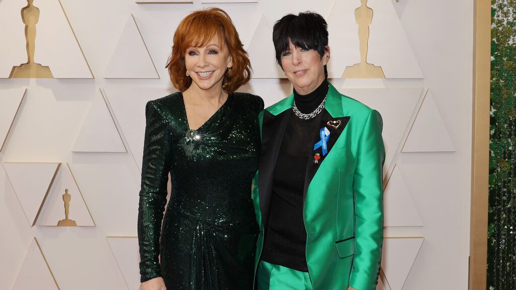 Reba McEntire y Diane Warren posan en la alfombra roja de los Premios Oscar 2022