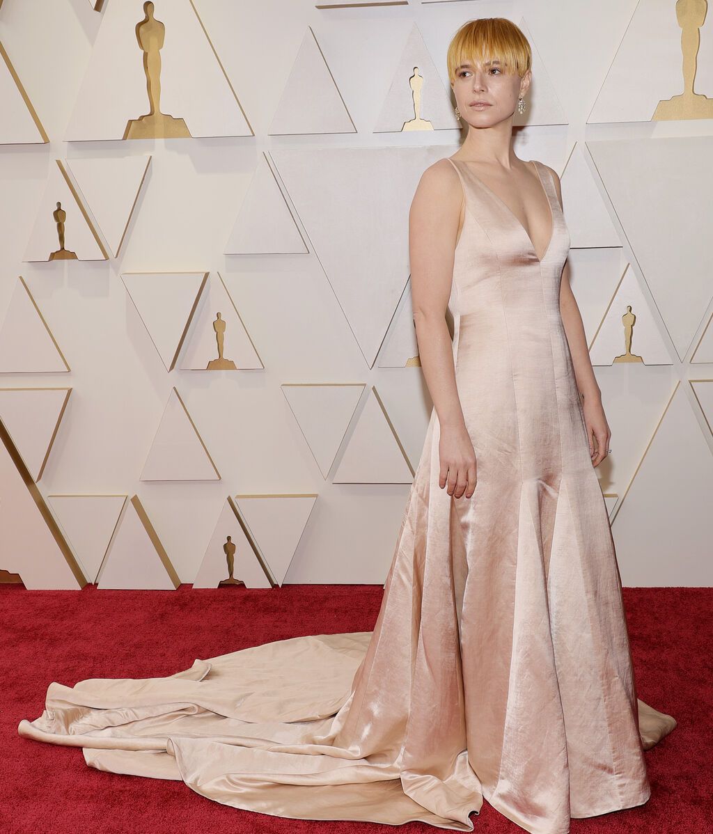 Jessie Buckley posa en la alfombra roja de los Premios Oscar 2022