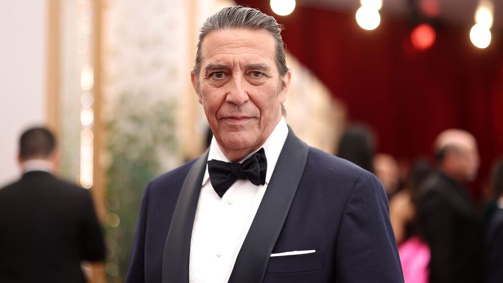 Ciarán Hinds posa en la alfombra roja de los Premios Oscar 2022