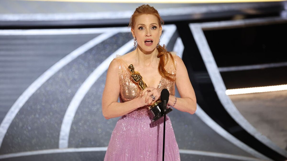 Jessica Chastain recibe el premio Oscar 2022 a la mejor actriz por 'Los ojos de Tammy Faye'