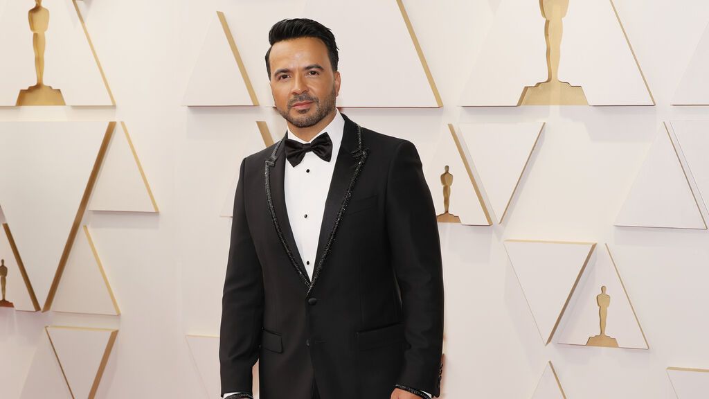 Luis Fonsi posa en la alfombra roja de los Premios Oscar 2022
