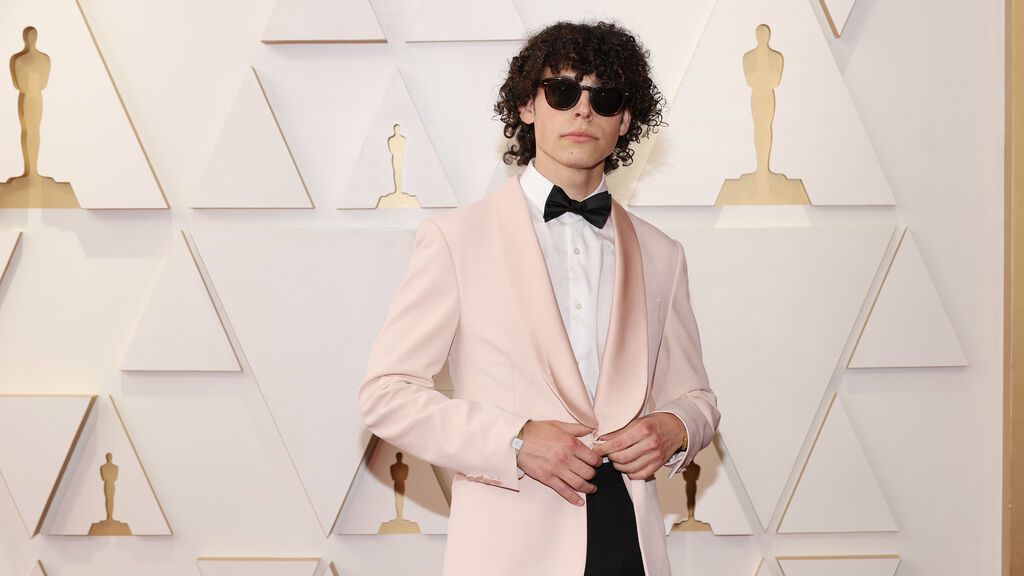 Reece Feldman posa en la alfombra roja de los Premios Oscar 2022