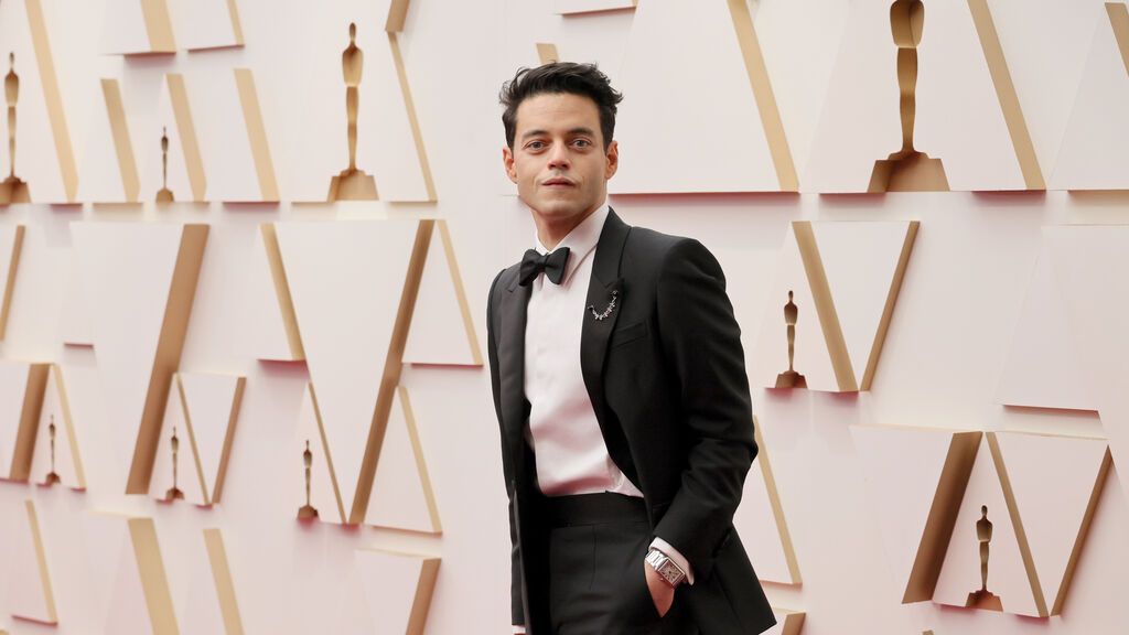 Rami Malek posa en la alfombra roja de los Premios Oscar 2022