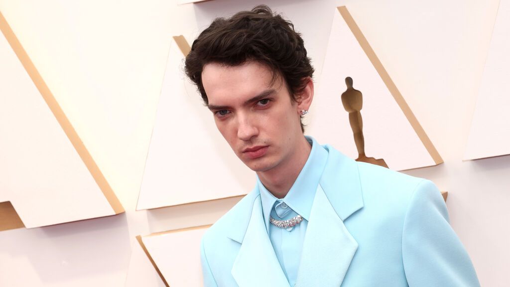 Kodi Smit-McPhee posa en la alfombra roja de los Premios Oscar 2022