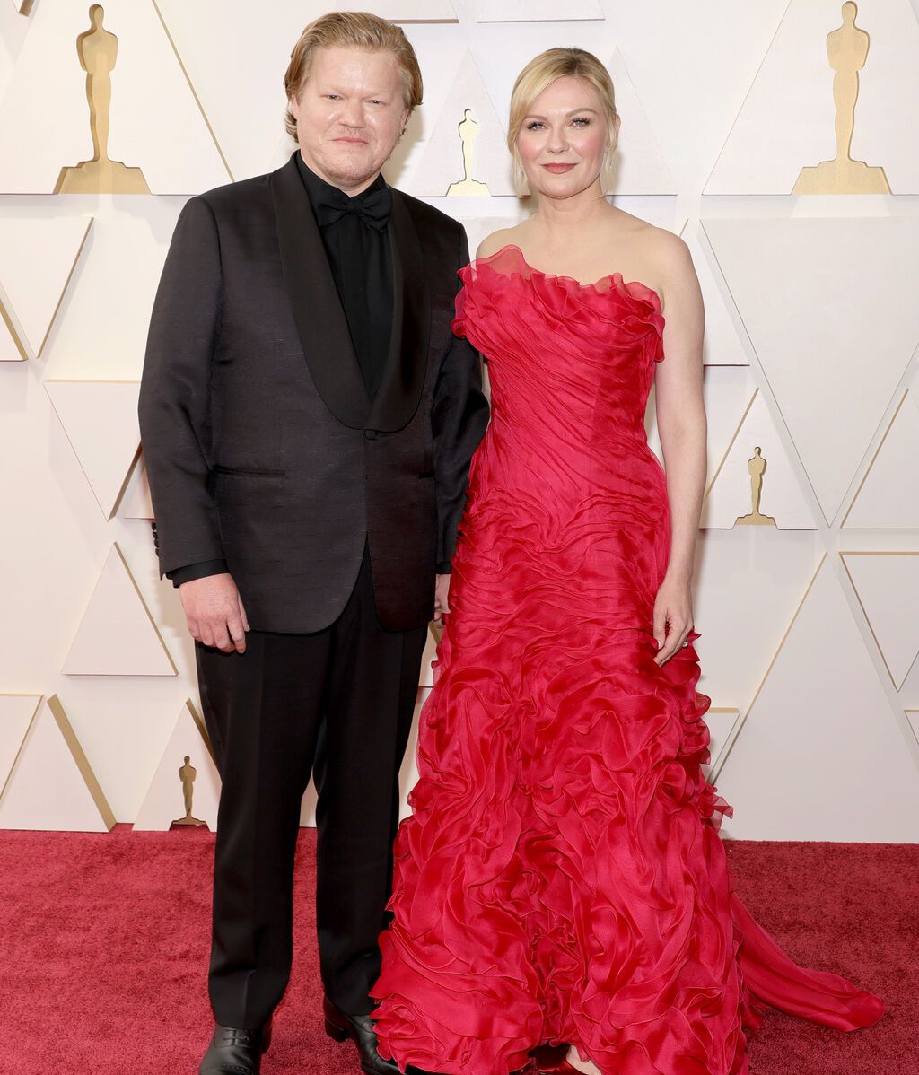 Jesse Plemons y Kirsten Dunst posan en la alfombra roja de los Premios Oscar 2022