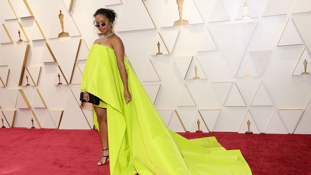 H.E.R. posa en la alfombra roja de los Premios Oscar 2022