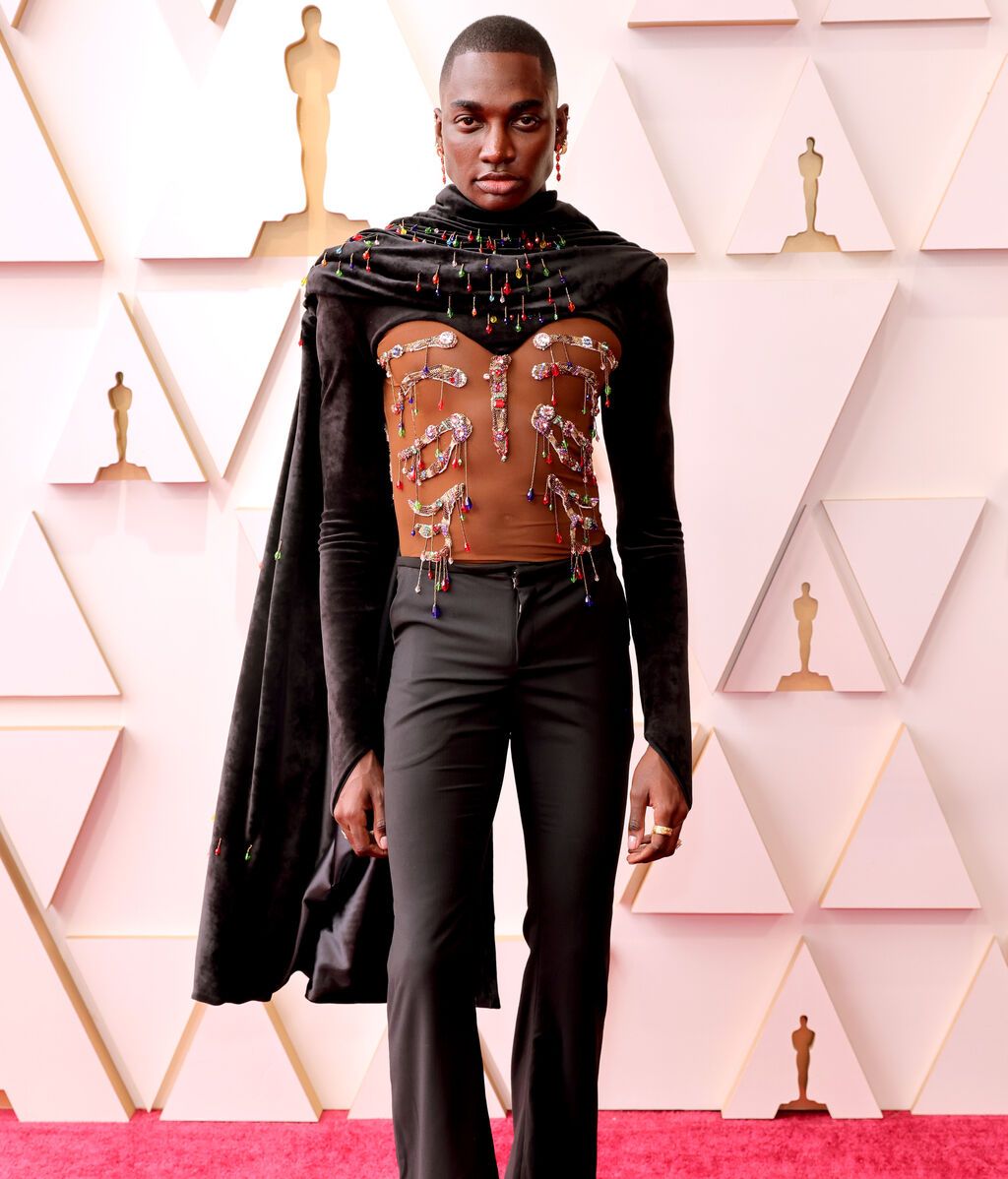 Rickey Thompson posa en la alfombra roja de los Premios Oscar 2022