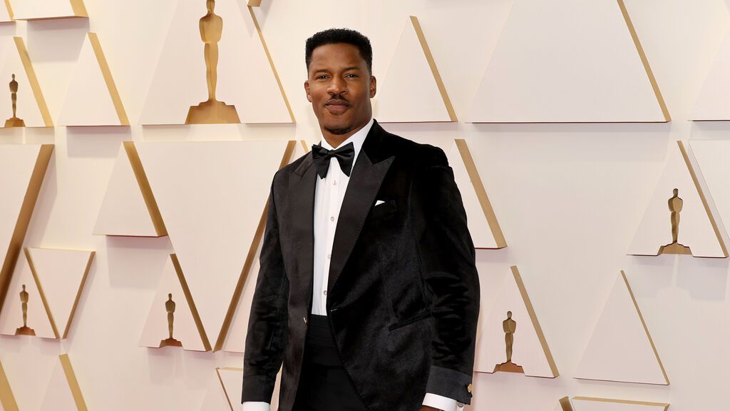 Nate Parker posa en la alfombra roja de los Premios Oscar 2022