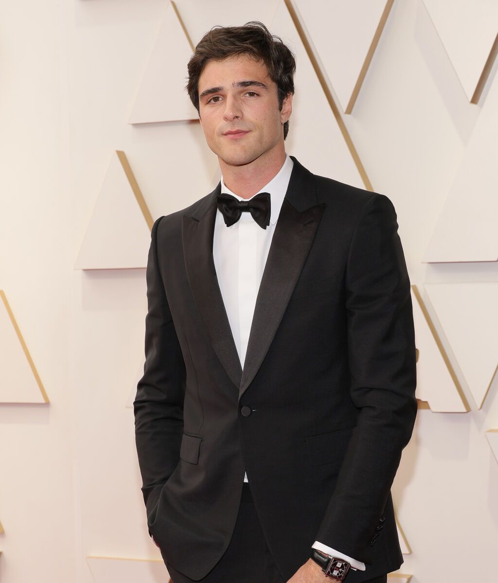 Jacob Elordi posa en la alfombra roja de los Premios Oscar 2022