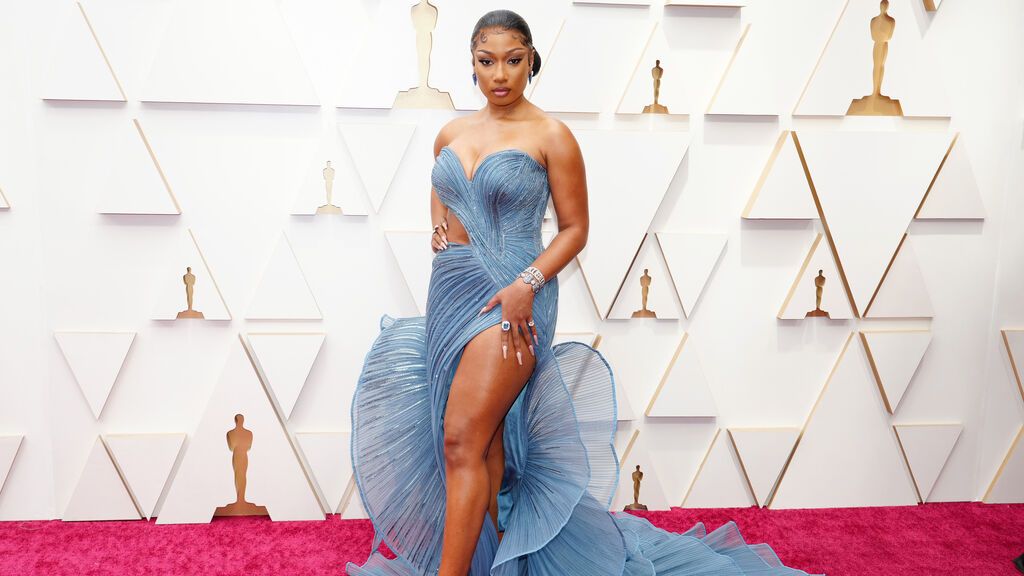 Megan Thee Stallion posa en la alfombra roja de los Premios Oscar 2022