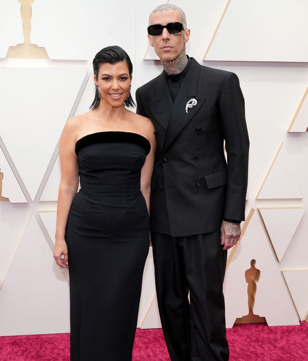 Kourtney Kardashian y Travis Barker posan en la alfombra roja de los Premios Oscar 2022
