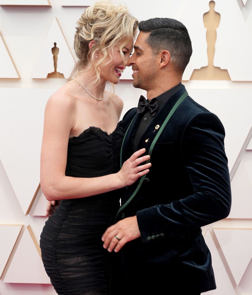 Amanda Pacheco y Wilmer Valderrama posan en la alfombra roja de los Premios Oscar 2022