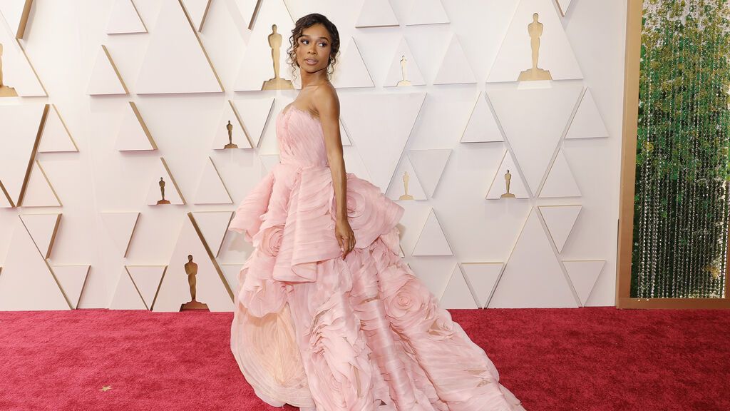 Zuri Hall posa en la alfombra roja de los Premios Oscar 2022