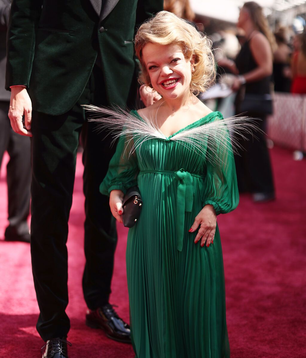 Anna Dzieduszycka posa en la alfombra roja de los Premios Oscar 2022