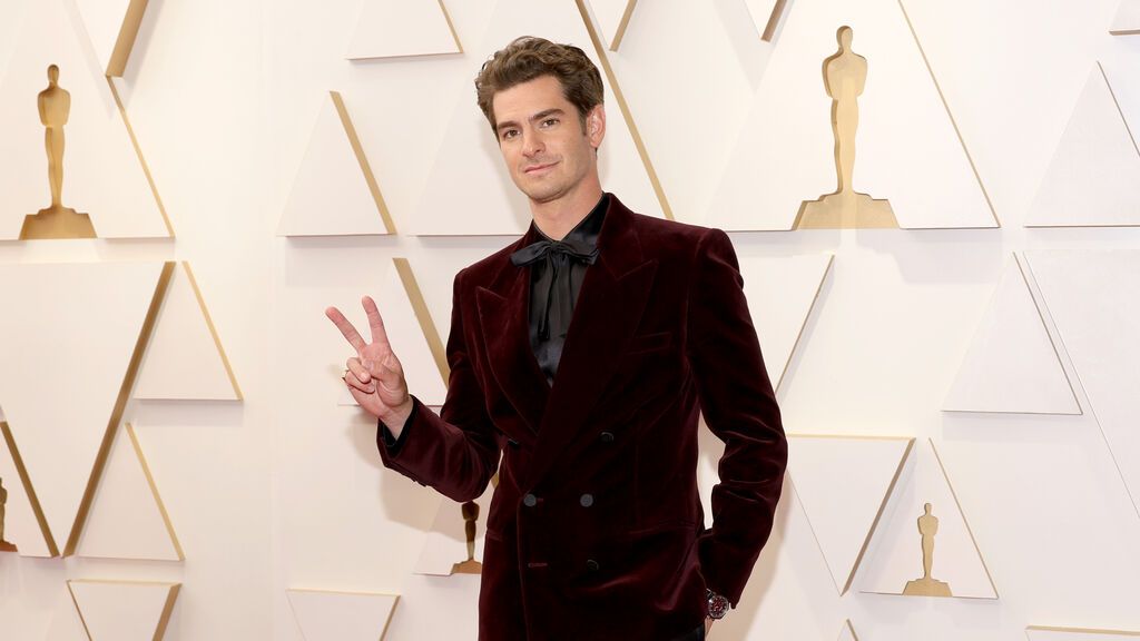 Andrew Garfield posa en la alfombra roja de los Premios Oscar 2022