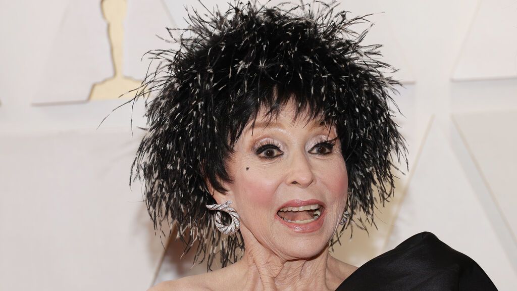 Rita Moreno posa en la alfombra roja de los Premios Oscar 2022