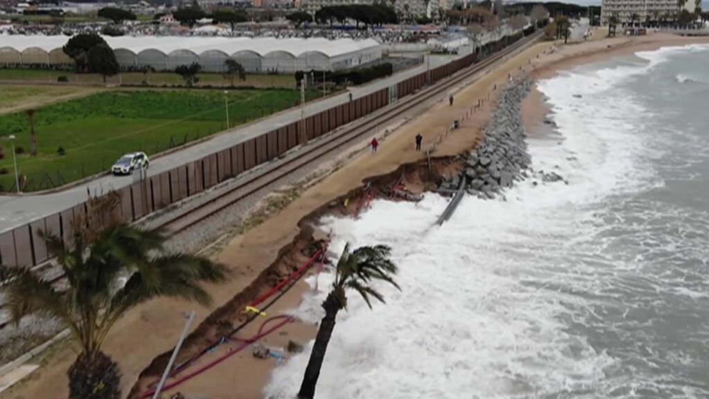 Las lluvias y el oleaje azotan La Palma y las playas del Mediterráneo: las imágenes del temporal en España