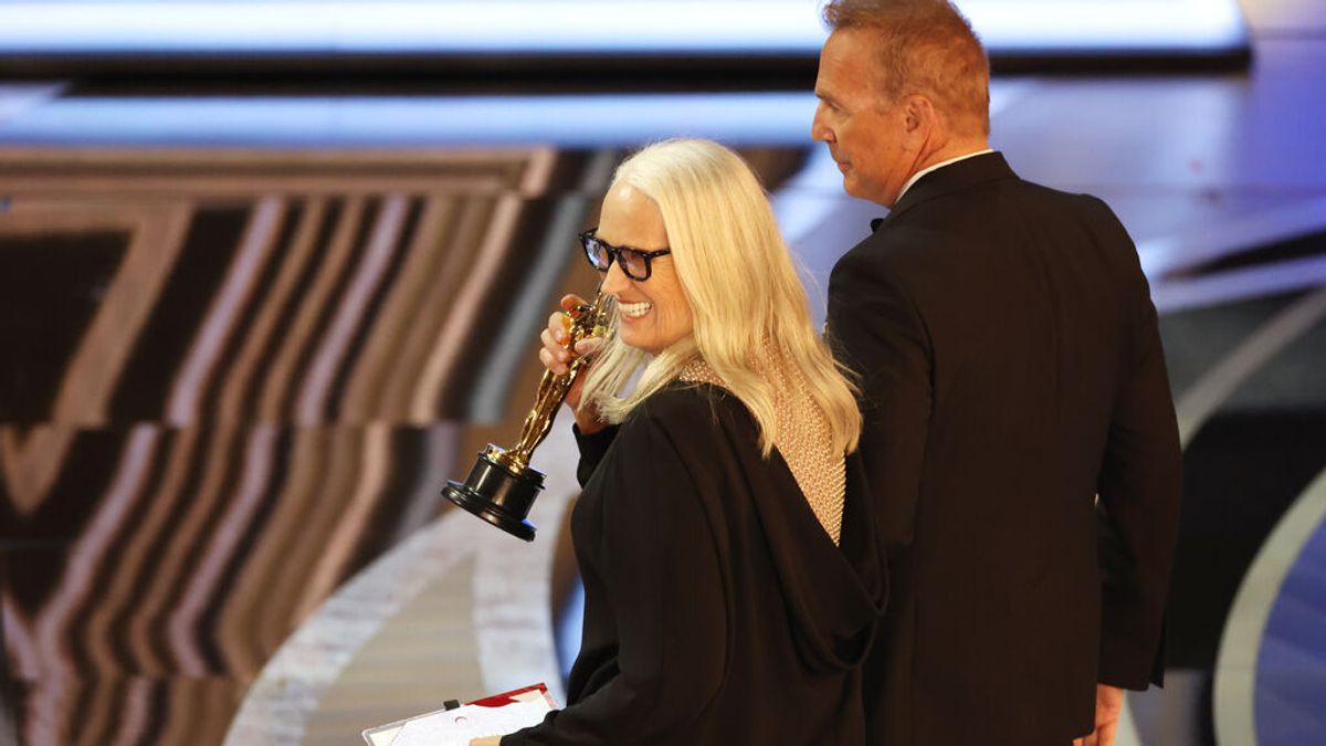 Jane Campion recibe el premio Oscar 2022 a la mejor directora por 'El poder del perro'