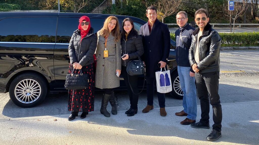 Adnan junto a grupo de turistas de su agencia de viajes