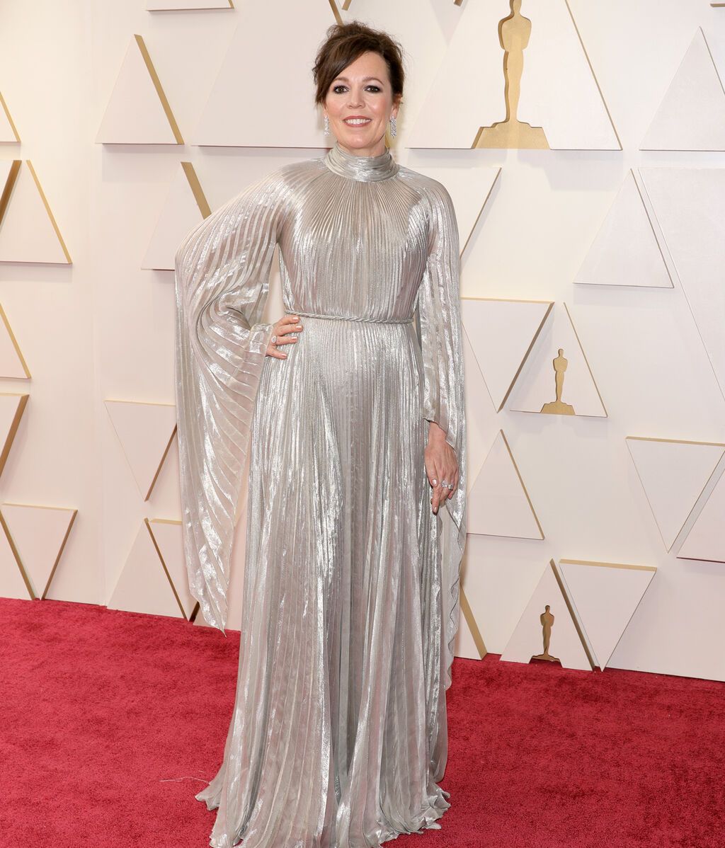 Olivia Colman posa en la alfombra roja de los Premios Oscar 2022