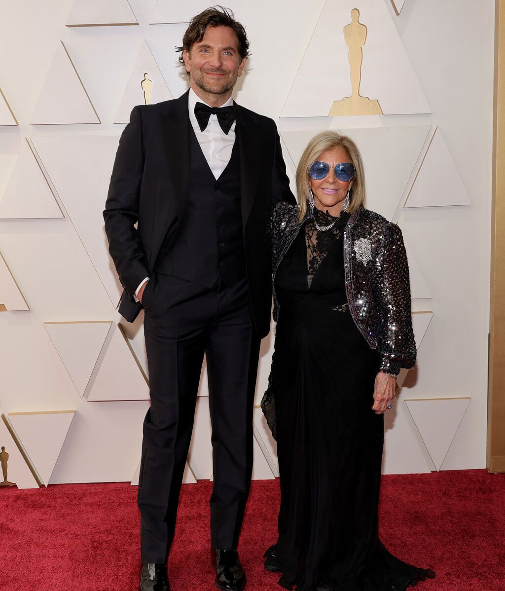 Bradley Cooper y Gloria Campano posan en la alfombra roja de los Premios Oscar 2022