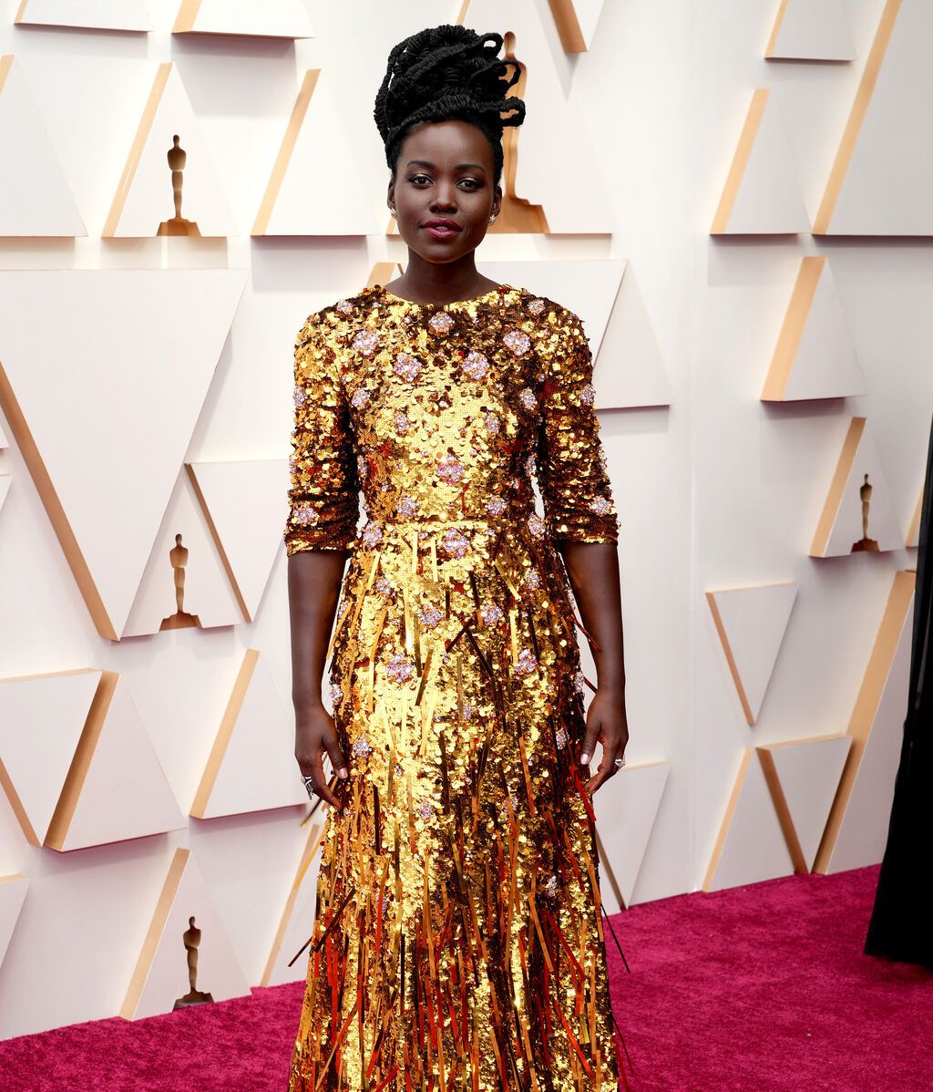 Lupita Nyong'o posa en la alfombra roja de los Premios Oscar 2022