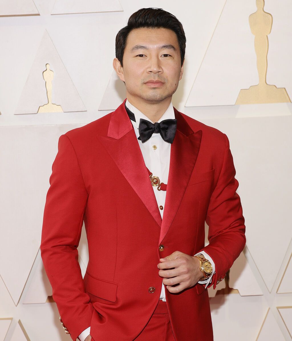 Simu Liu posa en la alfombra roja de los Premios Oscar 2022