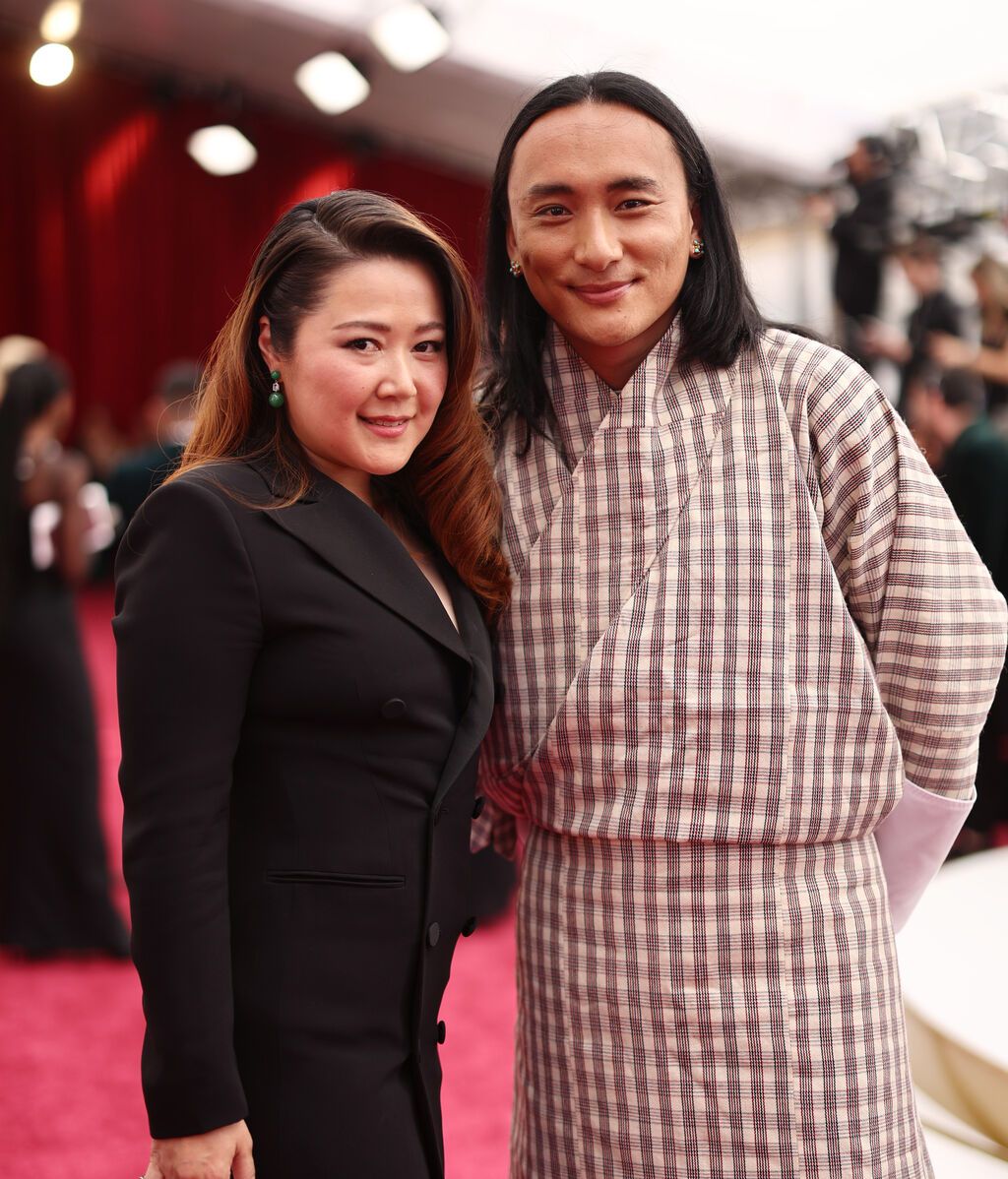 Stephanie Lai y Pawo Choyning Dorji posan en la alfombra roja de los Premios Oscar 2022