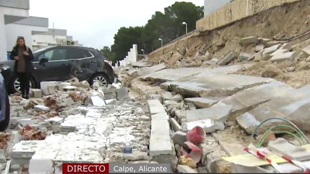 Graves destrozos tras las intensas lluvias: muros derivados y cascadas en las calles