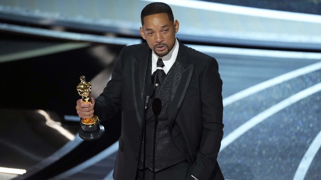 Will Smith recoge su Oscar tras la agresión a Chris Rock