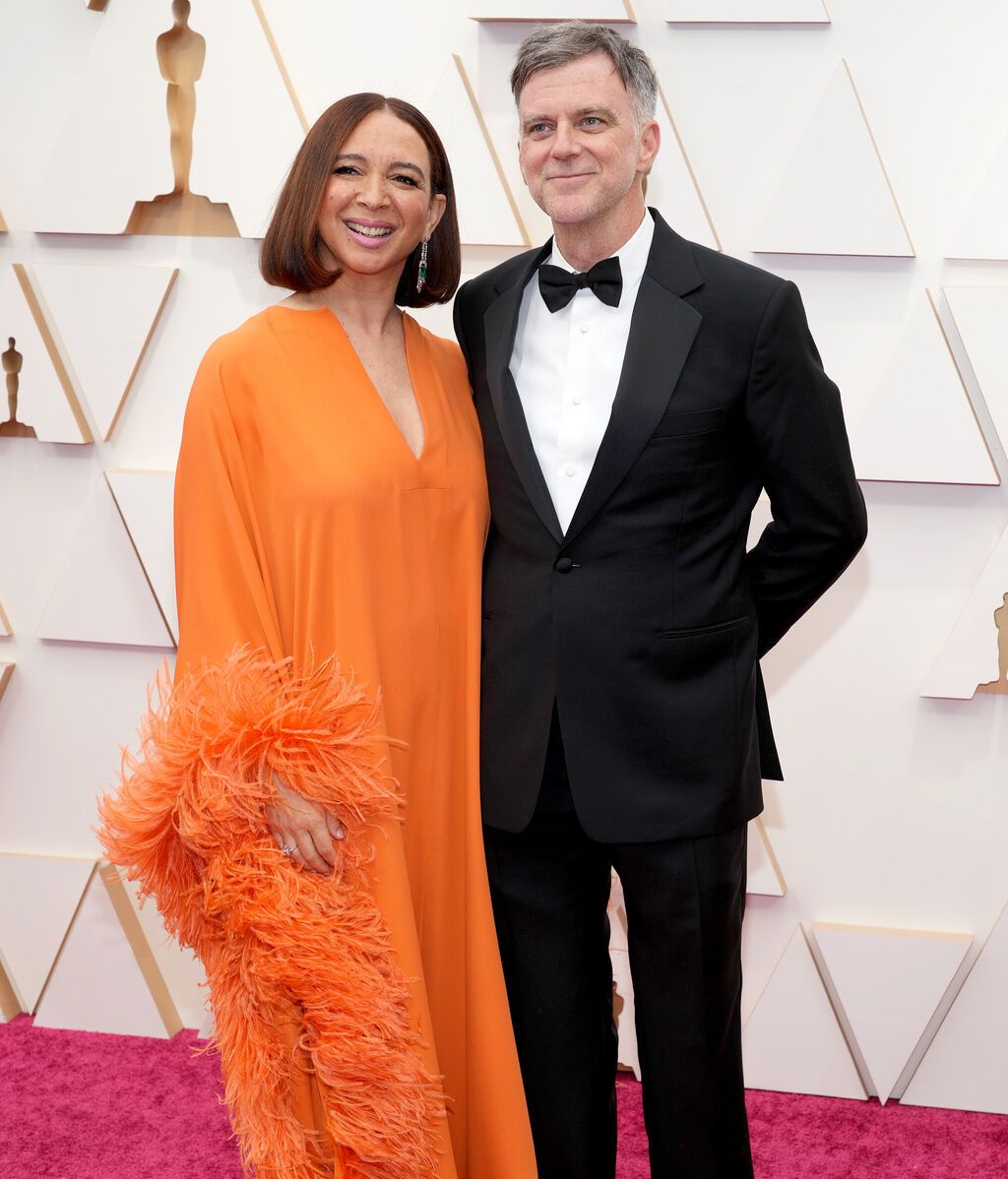 Maya Rudolph y Paul Thomas Anderson posan en la alfombra roja de los Premios Oscar 2022