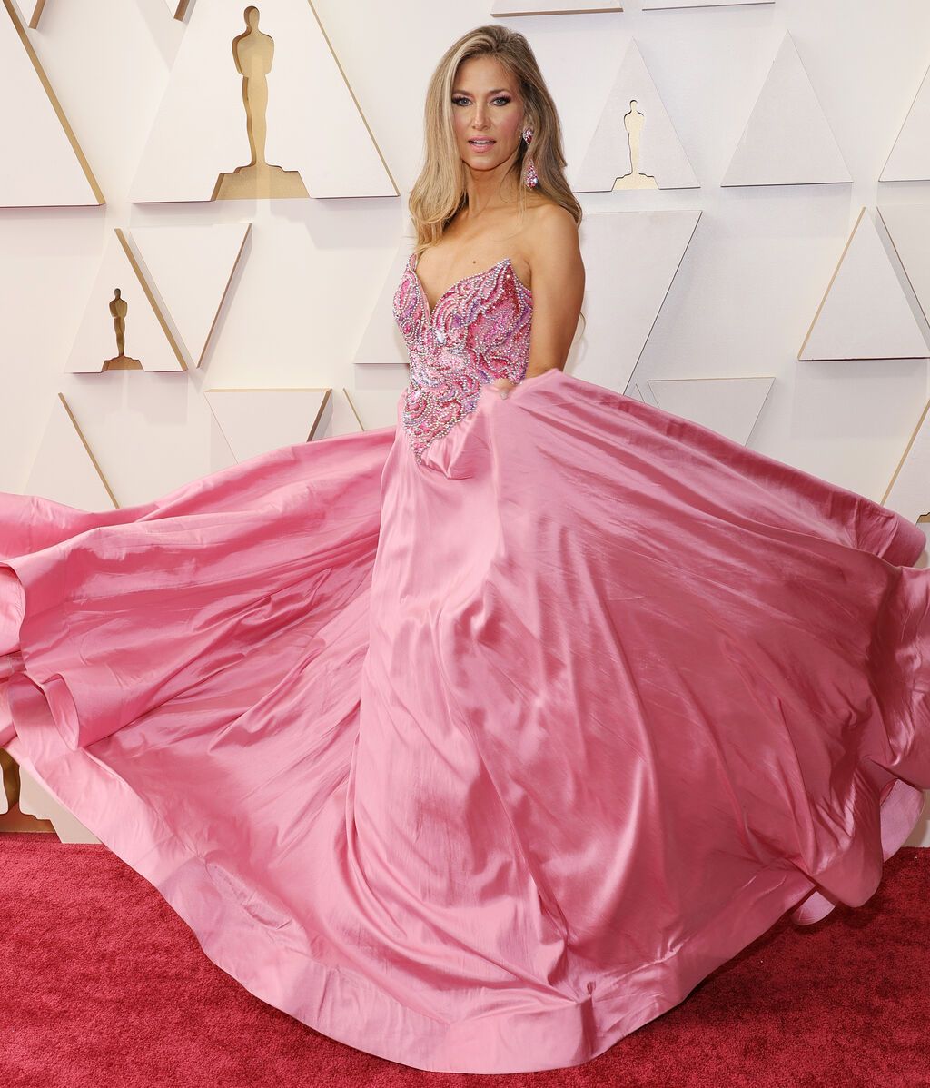 Nikki Novak posa en la alfombra roja de los Premios Oscar 2022