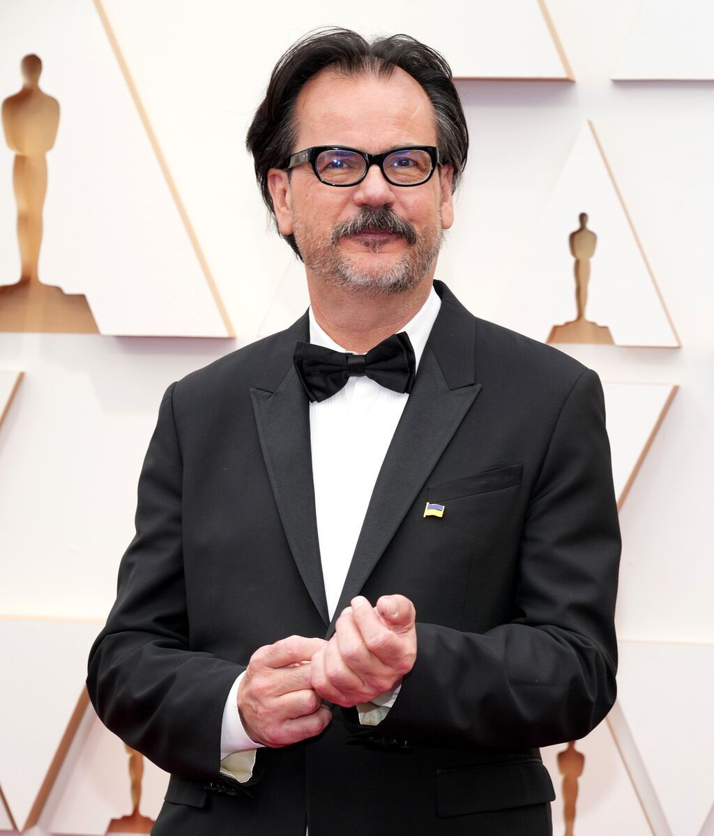 Joe Walker posa en la alfombra roja de los Premios Oscar 2022