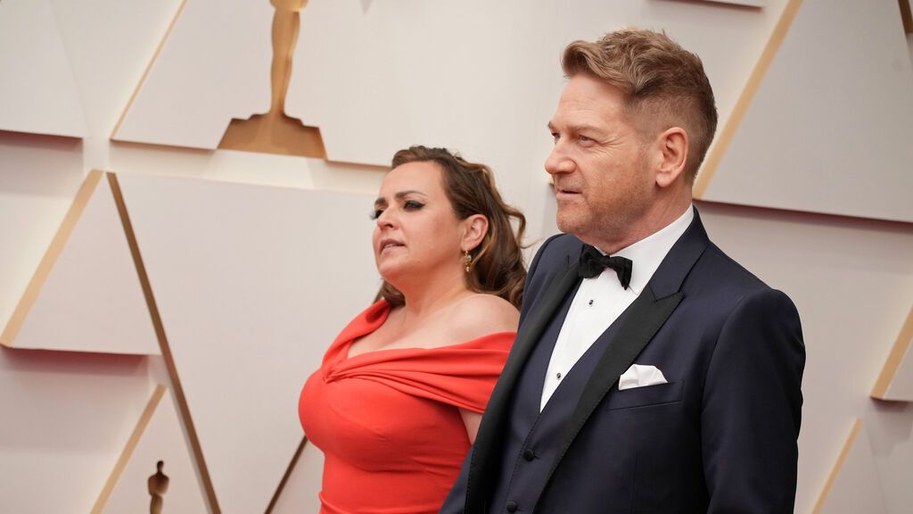 indsay Brunnock y Kenneth Branagh posan en la alfombra roja de los Premios Oscar 2022
