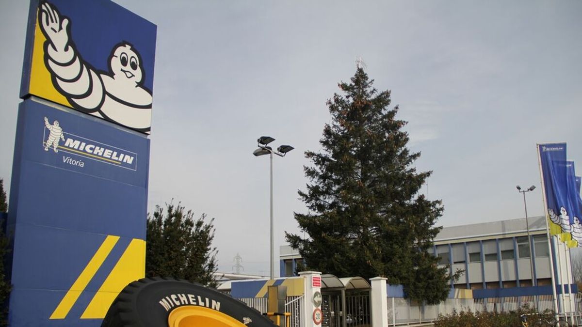 Tercera semana de huelga en el transporte: Mercedes, Michelin y CAF paran la producción por falta de suministros en Euskadi Tercera semana de huelga en el transporte: Mercedes, Michelin y CAF paran la producción por falta de suministros en Euskadi