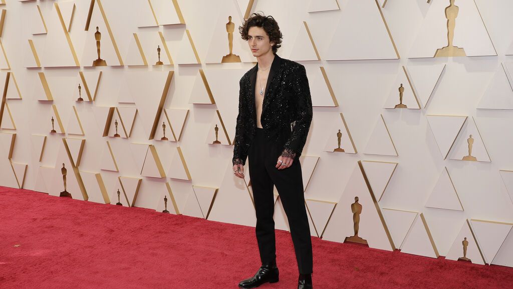 Timothée Chalamet posa en la alfombra roja de los Premios Oscar 2022
