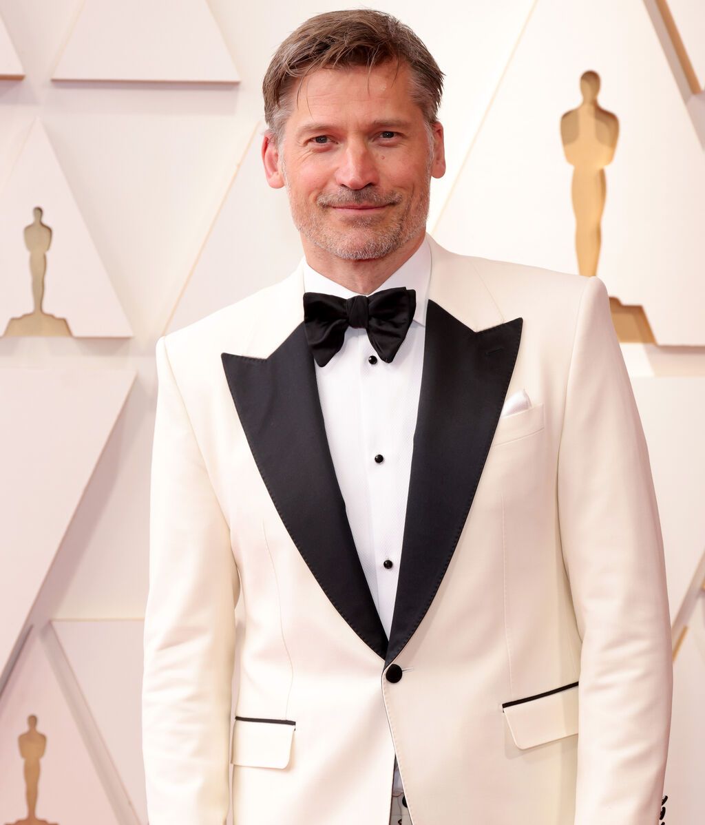 Nikolaj Coster-Waldau posa en la alfombra roja de los Premios Oscar 2022